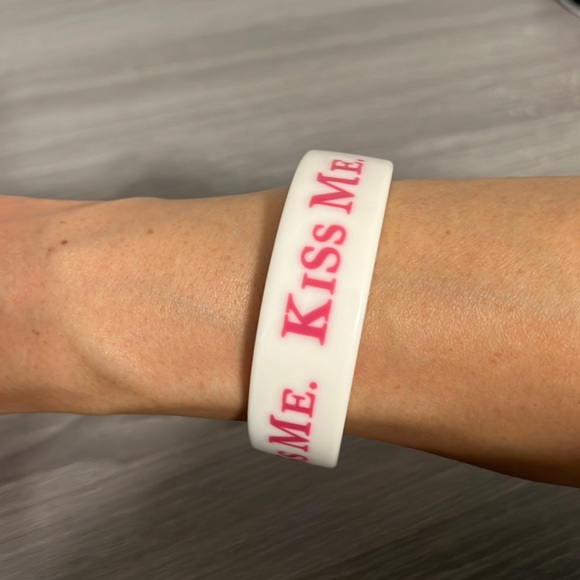 Vintage Plastic Bangle Bracelet, Kiss Me, White, Pink, Two's Company, Boho - Picture 2 of 6